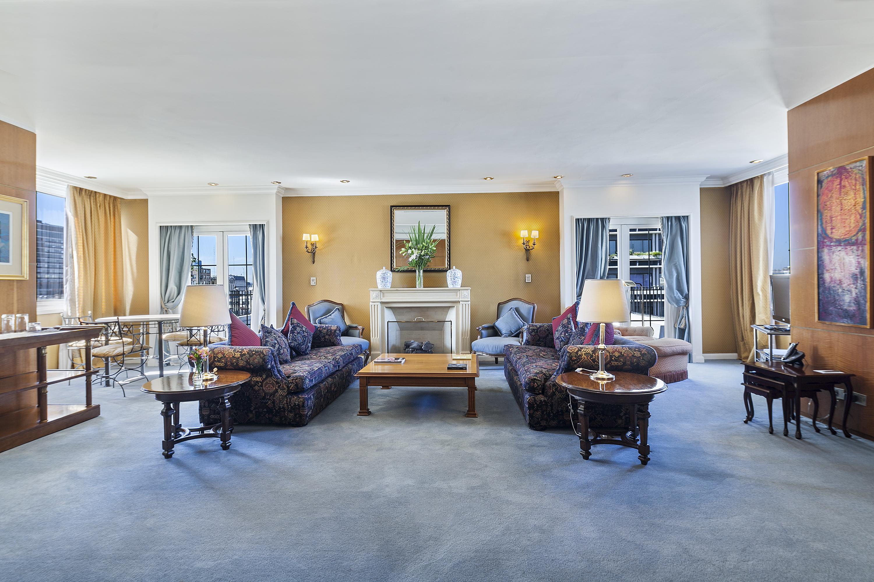 Claridge Hotel Buenos Aires Zewnętrze zdjęcie The living room of a suite at the Waldorf Astoria Berlin